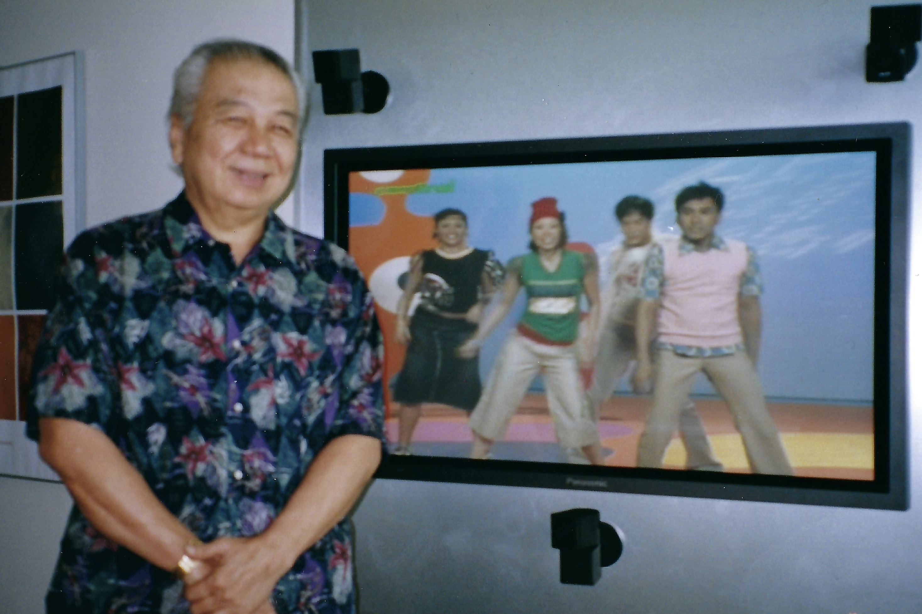 Sophia's dad in front of TV with Sophia on it